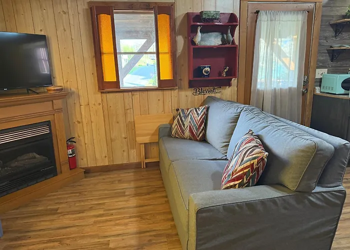 Cozy Cabin Walking Distance To Parkway!