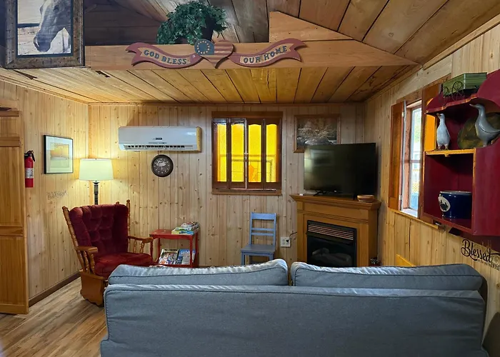 Cozy Cabin Walking Distance To Parkway!