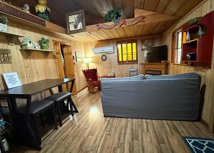 Cozy Cabin Walking Distance To Parkway!