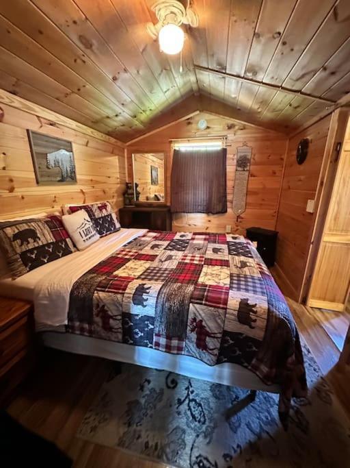 Cozy Walking Distance To Parkway! Casa de Férias