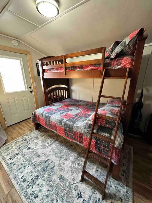 Ferienhaus Cozy Walking Distance To Parkway! *