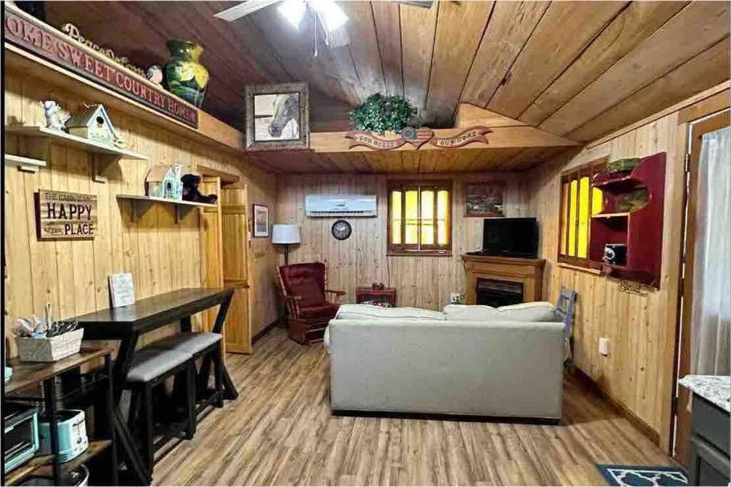 Cozy Walking Distance To Parkway! Ferienhaus *