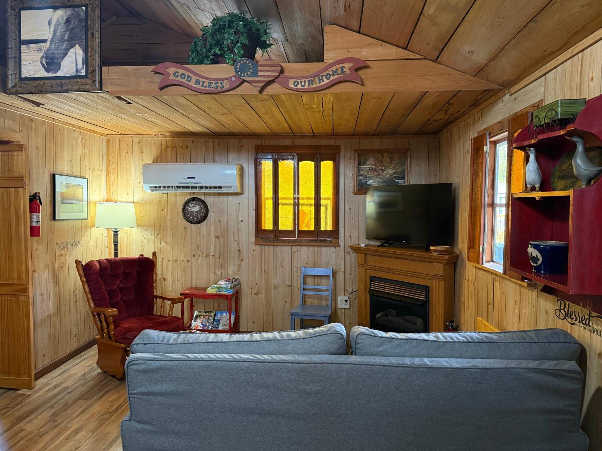 Cozy Walking Distance To Parkway! *